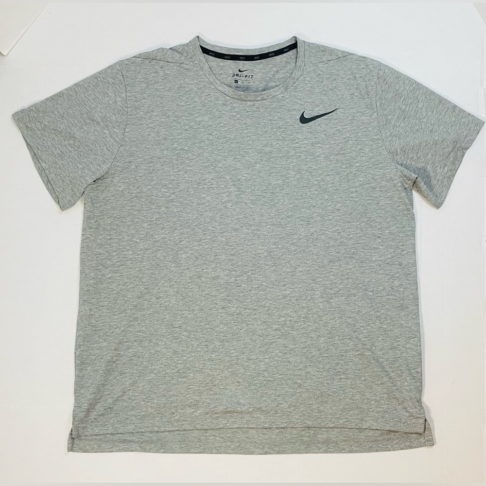 Men’s size XL. Nike short sleeve dry-fit tee shirt. Gray.